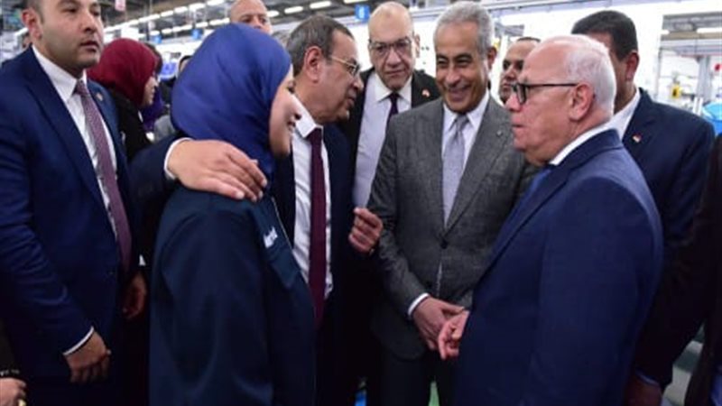 وزير العمل خلال جولتة
