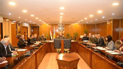 محافظ أسيوط يلتقي أمين حزب المصريين الأحرار وأعضاء هيئة المكتب