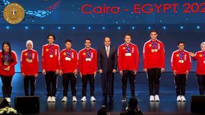 الرئيس السيسي يطلب صورة تذكارية مع أبطال مصر من 