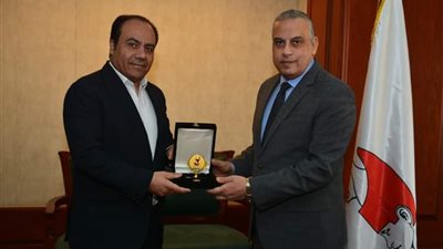 محافظ سوهاج يكرم وكيل وزارة الصحة عقب انتهاء فترة عمله