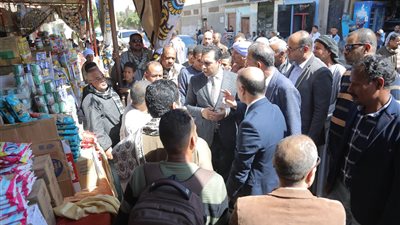 نائب محافظ قنا يتفقد معرض 