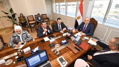 وزير الإسكان يتابع معدلات تنمية أراضى الساحل الشمالي الغربي