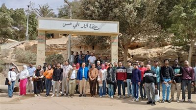 الطلاب الوافدين بـ جامعة المنيا يزرون منطقة بني حسن الأثرية