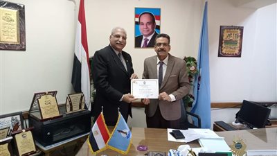 تعليم البحرالأحمر يكرم وكيل المديرية