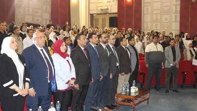 رئيس جامعة الأقصر يشهد حفل تخرج الملتحقين بمركز التطوير المهنى