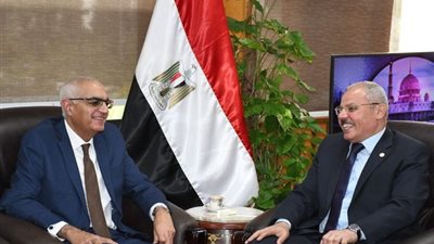 رئيس جامعة القناة يستقبل وفد جائزة التميز الحكومي