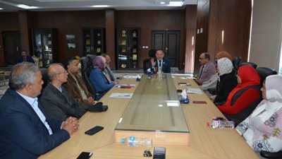 رئيس جامعة دمياط يطالب بالإرتقاء بالجهاز الإداري