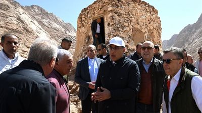 رئيس الوزراء يصعد أعلى «تبة هارون» ويستمع لوجهة النظر الدينية والأثرية حول جبل «التجلي» والمنطقة المحيطة