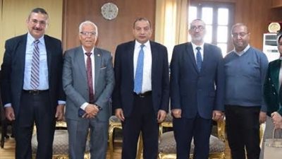 رئيس جامعة بني سويف يستقبل وفد المعهد القومي للاتصالات