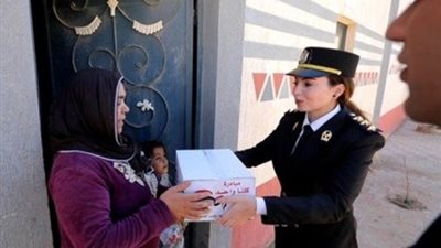 الداخلية توجه قوافل لتوزيع عبوات غذائية على الأسر الأولى بالرعاية