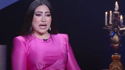 بوسي عن طليقها الاول : 