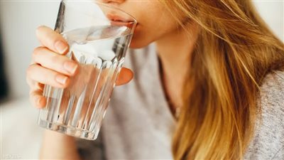 تسبب الوفاة.. حسام موافي يحذر من شرب المياه في هذه الحالة