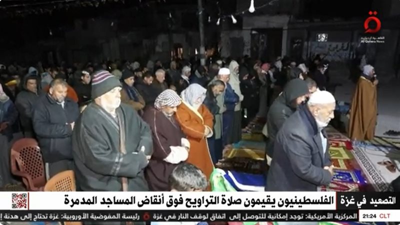 الفلسطينيون يقيمون