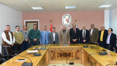 رئيس جامعة سوهاج يوقع عقد شراكة مع شركة لأعمال النظافة