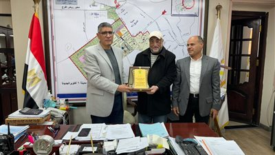 رئيس جهاز مدينة ٦ أكتوبر يكرم الموظف المثالي لشهر فبراير2024