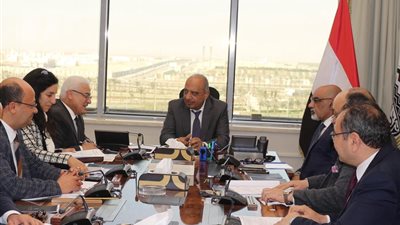 وزير قطاع الأعمال يبحث تطوير الخدمات التأمينية والصحية للعاملين