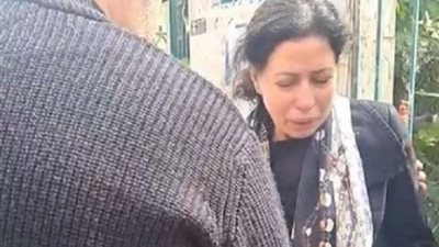 انهيار ابنة فاروق غطية فى الجنازة لحظة وداع والدها