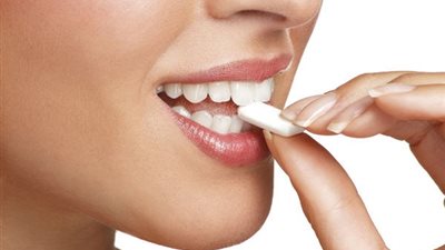 أبرز فوائد مضغ العلكة الخالية .. يعزز عملية التمثيل الغذائي