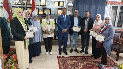 مدير تعليم الجيزة يكرم توجيه عام الفلسفة