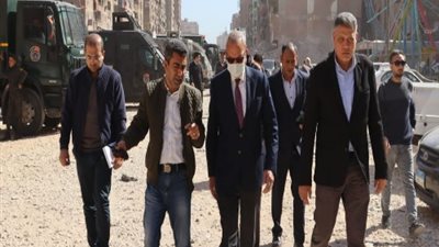 محافظ القليوبية يتابع إزالة برج سكني مخالف..ومنظومة النظافة بشبرا