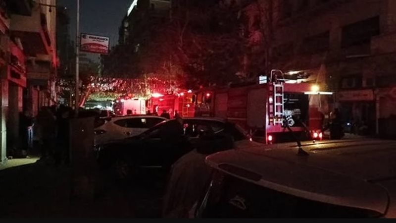 إخماد حريق مخزن في