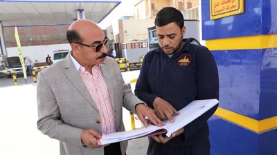 محافظ أسوان يتابع إنتظام محطات الوقود ومواقف السيرفيس