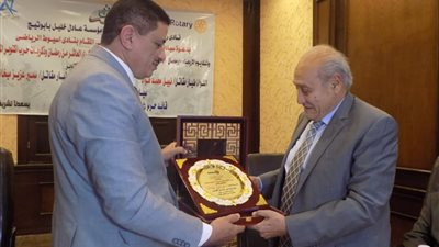 محافظ أسيوط ينيب السكرتير المساعد لحضور صالون ثقافي
