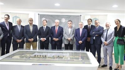 عاشور ورئيس الجامعةالفرنسية يتفقدون بدءإنشاء الحرم الجديد للجامعة