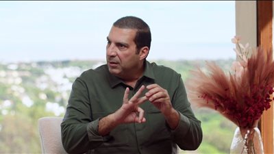 عمرو خالد: والدي طبيب حاولنا منعه في كورونا الذهاب للعمل لكنه رفض