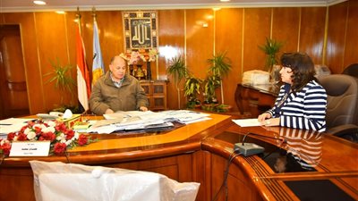 محافظ أسيوط يناقش إجراءات استخراج تراخيص مشروع تصنيع الأخشاب