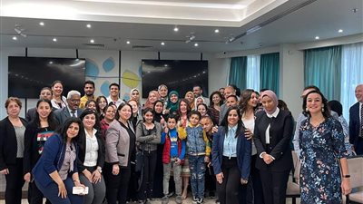 عرض إنجازات مشروع تمكين الفتيات بالمنيا على السفيرة الأمريكية