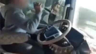 طفلة تقود شاحنة بيد واحدة !