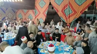أهالي أرمنت والمريس على مائدة افطار جماعي
