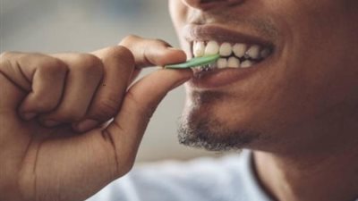 4 اضرار عند تناول العلكة بشكل مفرط..احذرها