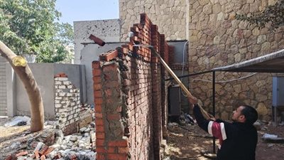 إزالة الإشغالات على حرم الطريق بحي ثالث الإسماعيلية