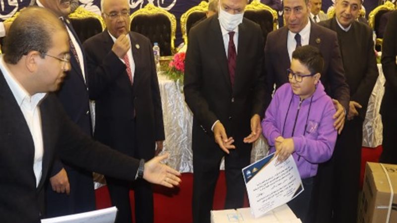 محافظ القليوبية يكرم