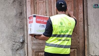 توزيع كراتين رمضان على الأسر الاولى بالرعاية بمركز أهناسيا