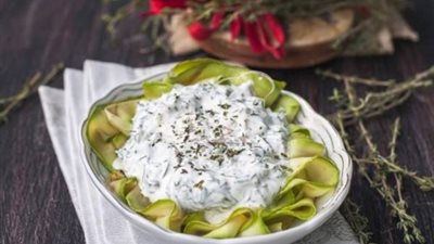 طريقة مبتكرة ولذيذة لعمل سلطة الزبادي بالكوسا