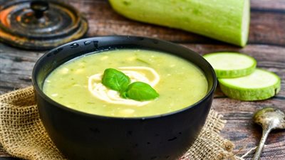 طريقة عمل شوربة الكوسا بالكريمة الصحية
