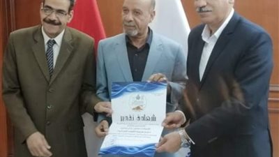 رئيس مدينة الغردقة يكرم مدير مدرسة التقوى الابتدائية
