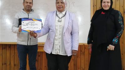 مديرة ادارة برج العرب التعليميه تتابع مجموعات الدعم المدرسيه