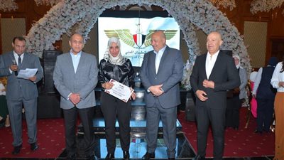 الفريق عباس يوجه الشكر لجميع العاملين و يكرم الأمهات المثاليات بالشركات