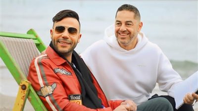 برفقة مخرج المسلسل .. محمد إمام يتألق من كواليس 