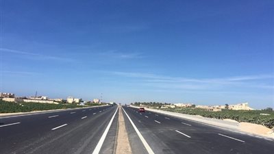 ترميم حفر طريق مصر الإسكندرية استجابة لمواطنين عبر فيس بوك