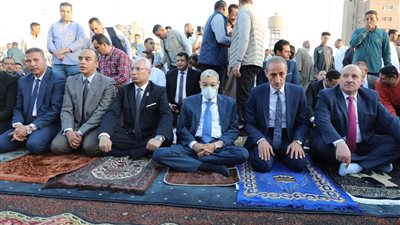محافظ المنيا يؤدي صلاة عيد الفطر بساحة مدرسة الفريق صفى