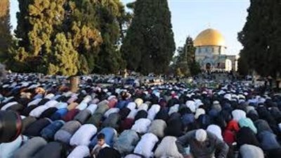 60 ألفًا في صلاة العيد بالأقصى.. وغزة على أنقاض مدارس مُدمرة