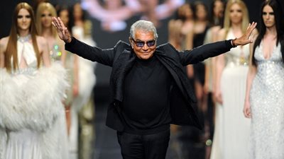 عن عمر يناهز 83 عامًا .. وفاة مصمم الأزياء 