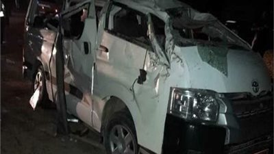 اصابة 18 شخص اثر انقلاب سيارة ميكروباص باسوان