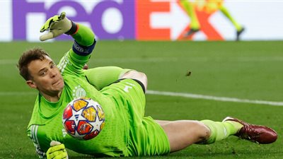 نوير يتخطى كاسياس وبوفون و يحقق انجازا تاريخيا بدورى الابطال