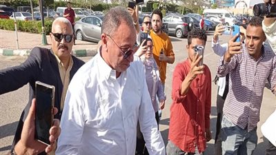 الخطيب يصل مسجد الشرطة ليودع صلاح السعدني لمثواه الأخير.. صور